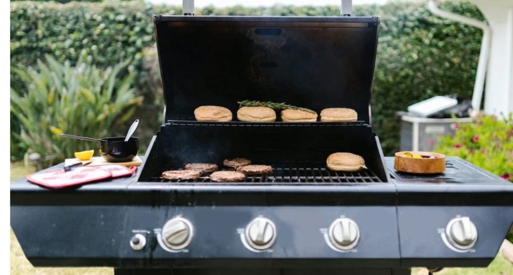 How many people does a 4 burner BBQ feed? Find out Here